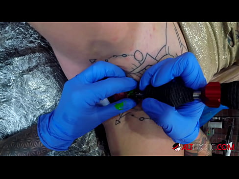 ❤️ Extreem getatoeëerde hottie Sully Savage kreeg een tatoeage op haar clitoris Super porn at nl.com-porn-hat.ru